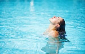Perawatan Rambut untuk yang Sering Berenang di Kolam Renang