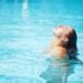 Perawatan Rambut untuk yang Sering Berenang di Kolam Renang