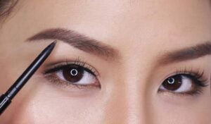 Tips Penggunaan Eyebrow Pencil Agar Alis Terlihat Natural: