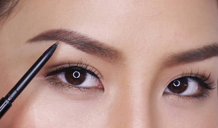 Tips Penggunaan Eyebrow Pencil Agar Alis Terlihat Natural: